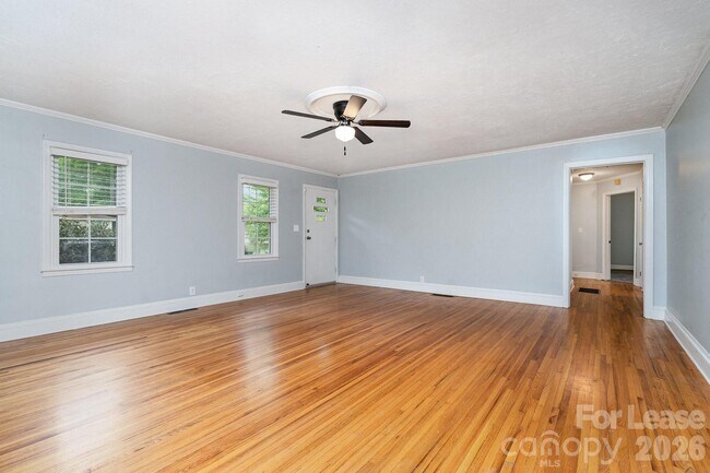 Building Photo - 1005 Home Trail