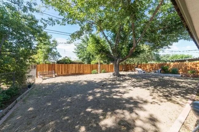 Building Photo - 4014 E Fedora Ave