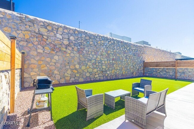 Building Photo - 360 Hector Porras Dr