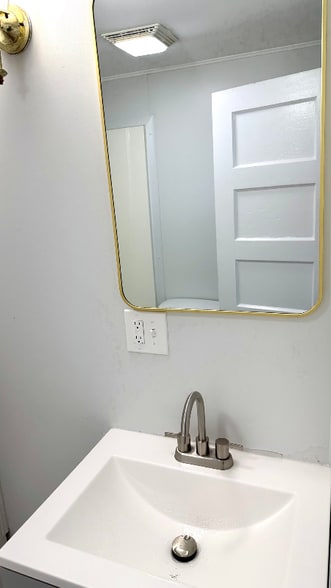 Building Photo - 48 Mechanic St