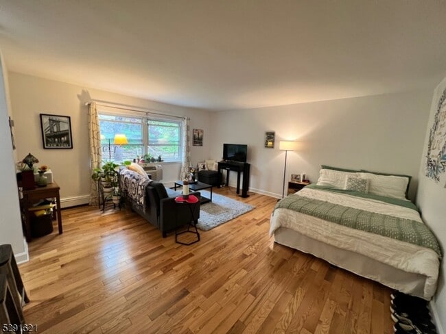 Building Photo - 48 Elm St