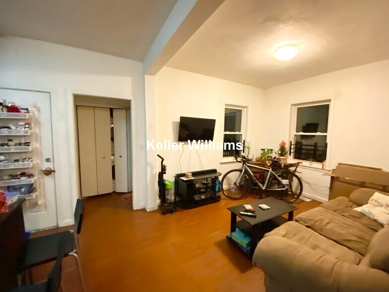 Building Photo - 93A Hillside St