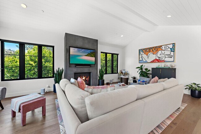 Building Photo - Modern Farmhouse Perfection