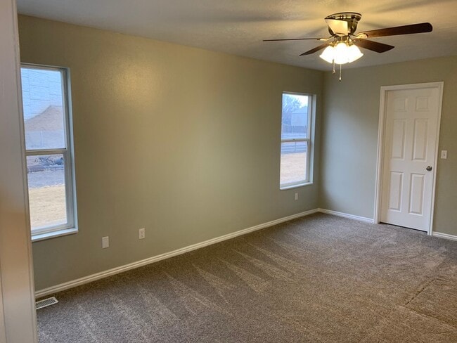 Building Photo - 387 900 E