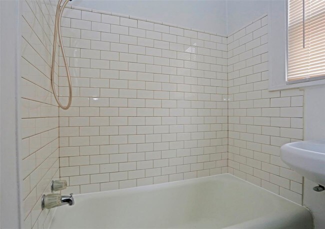 Building Photo - 4102 Caroline St