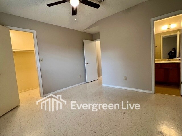 Building Photo - 107 Jardin Ct