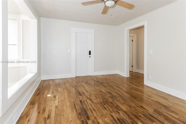 Building Photo - 713 S N St