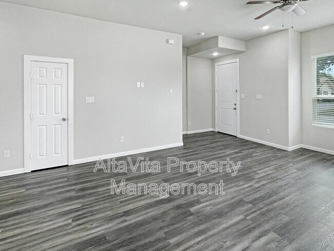 Building Photo - 3213 Chenault St