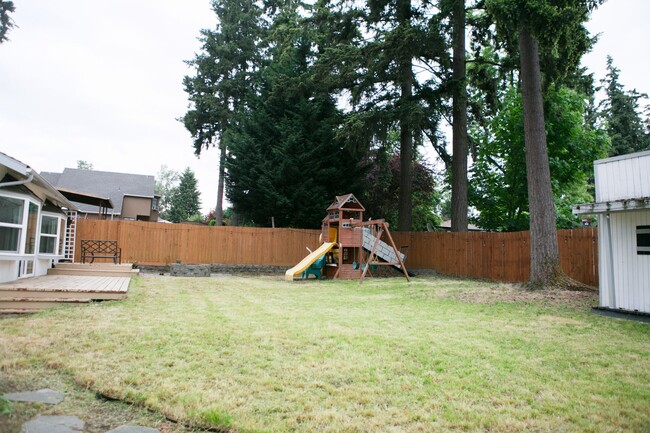 Building Photo - 4 bedroom 3 bath house for rent- Great loc...