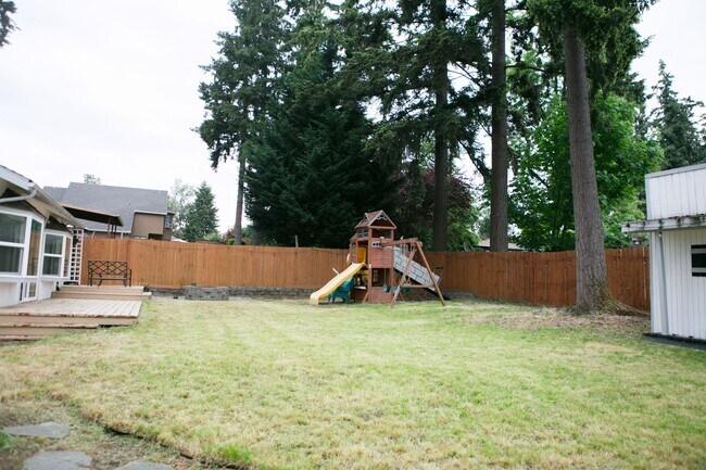 Building Photo - 4 bedroom 3 bath house for rent- Great location in Milwaukie, OR!