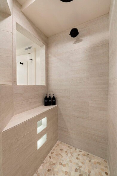 Building Photo - 1543 N Claremont Ave