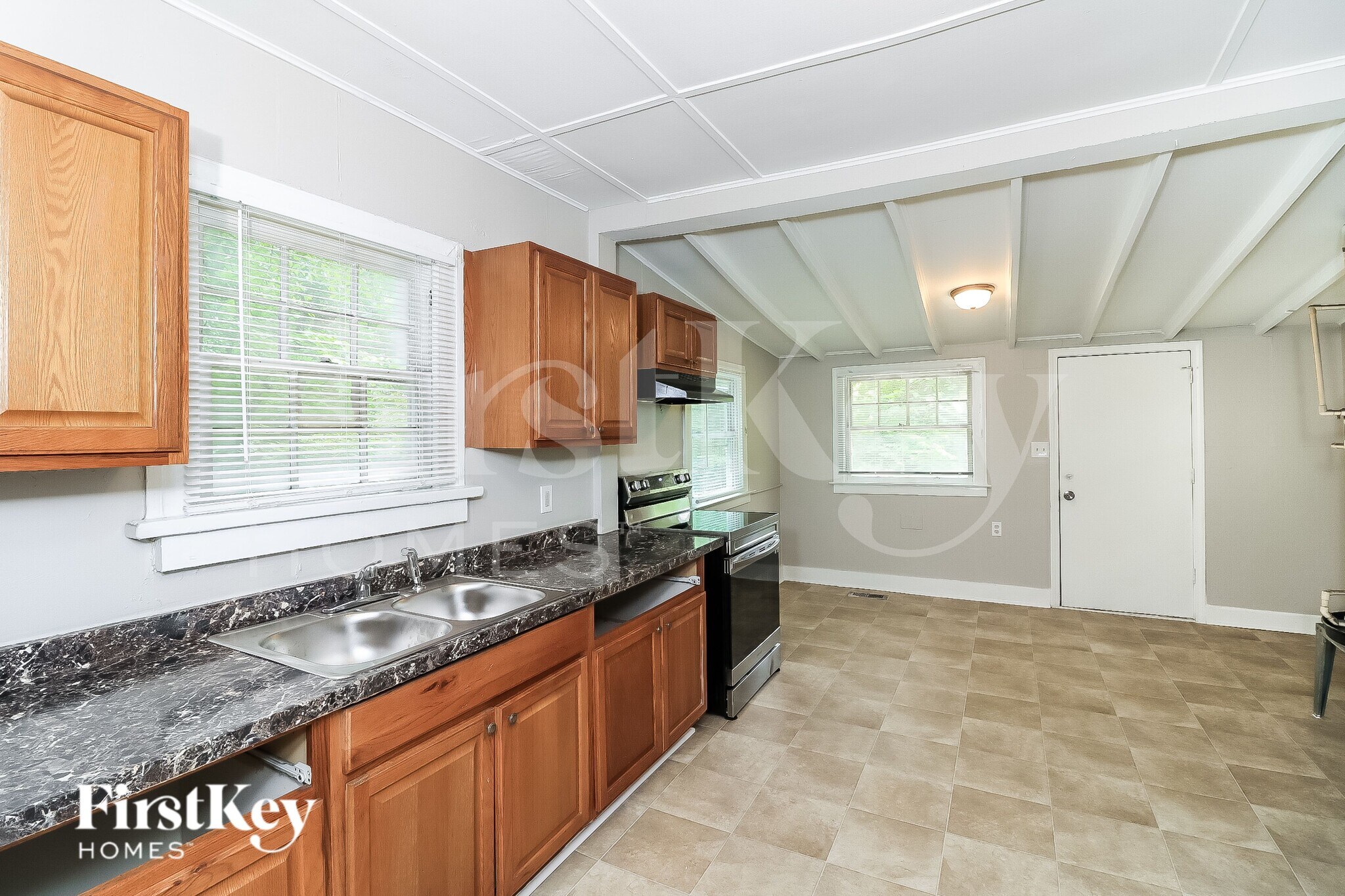 Building Photo - 2641 Sylvan Rd