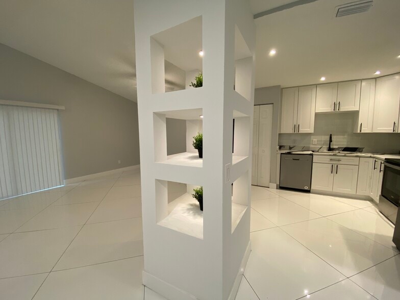 Building Photo - 2032 Gregory Dr