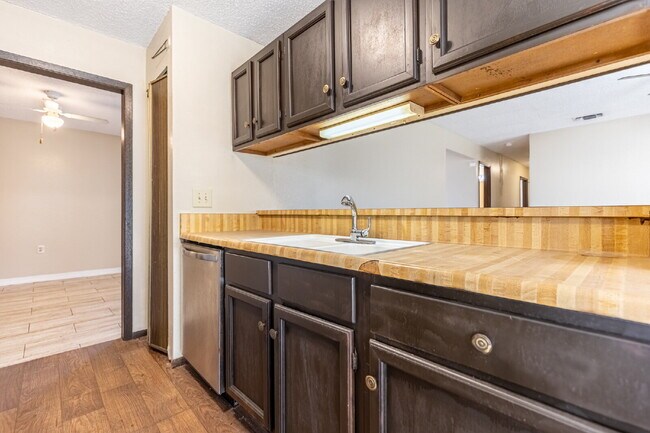 Building Photo - 2943 Keslake St