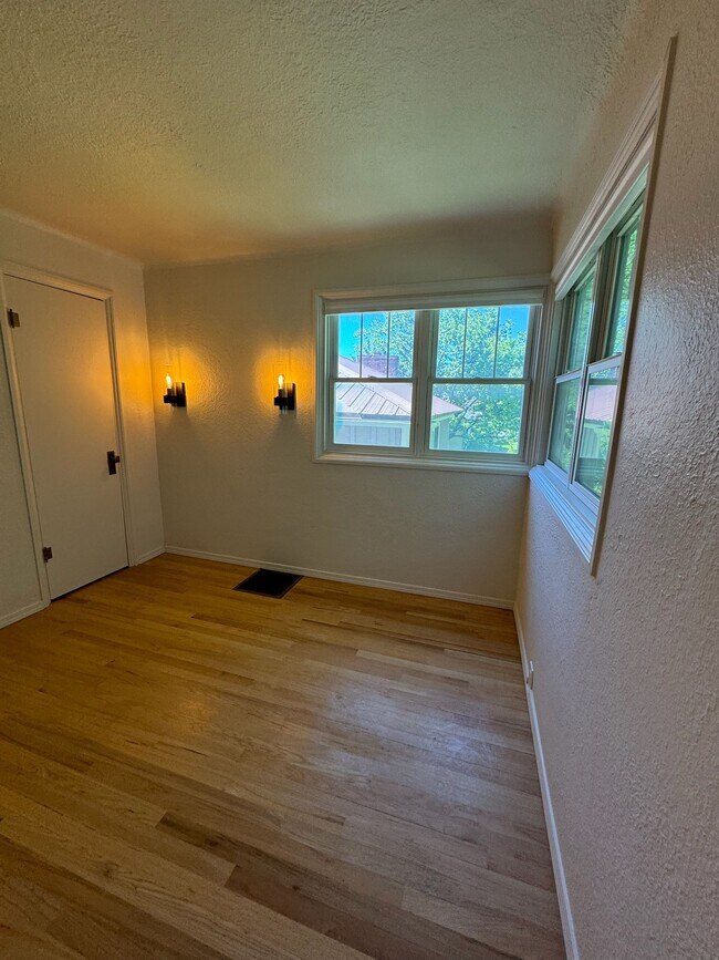 Building Photo - 978 E 5th Ave