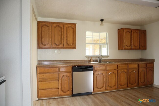 Building Photo - 707 Old Seguin Luling Rd