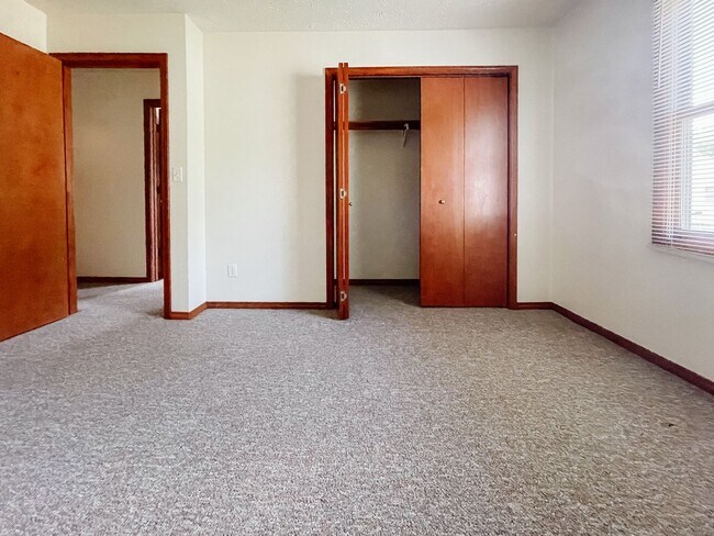 Building Photo - Washer/Dryer Hook Ups