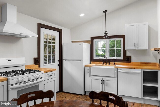 Building Photo - 51 Coryell St
