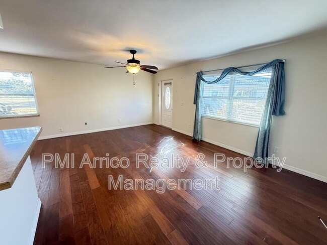 Building Photo - 2202 Clubhouse Dr