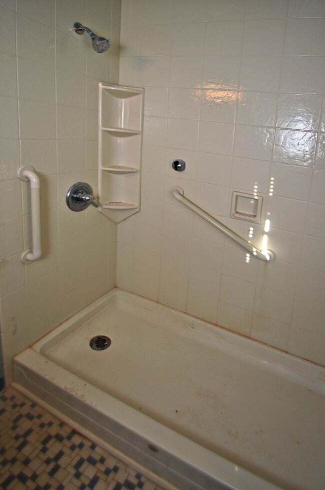 Building Photo - 3 BR Home in Madison Heights Available Imm...