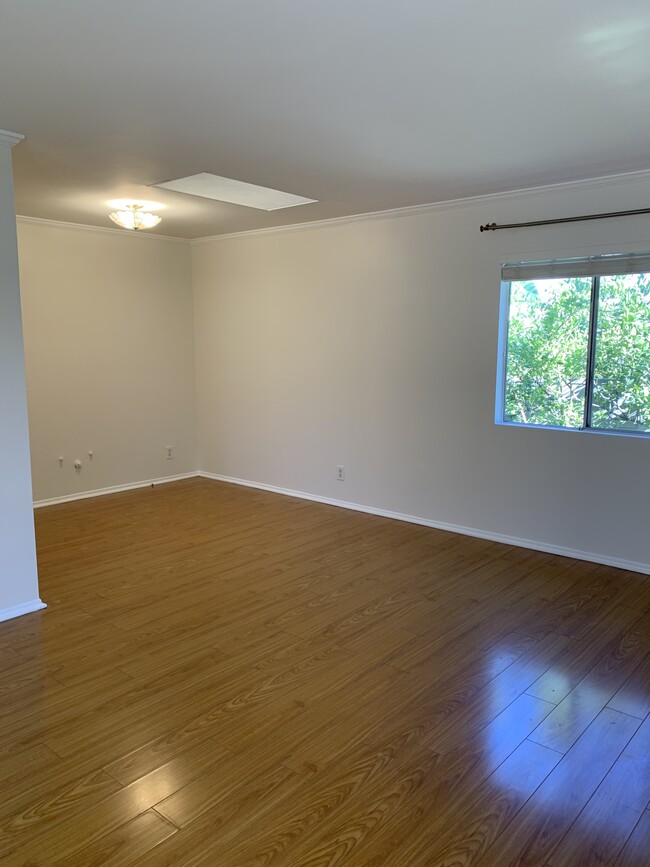 Building Photo - 10760 Russett Ave