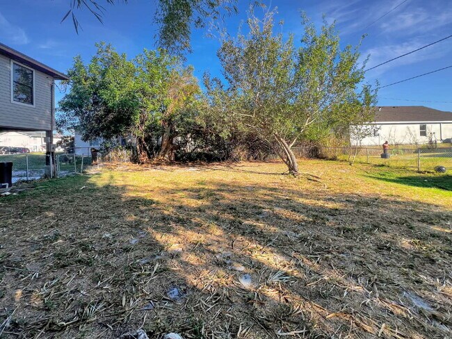 Building Photo - Cozy Inside, Spacious Outside: Fort Myers 2 Bed / 1 Bath + Giant Lawn + W/D Hookups — Pets Accepted