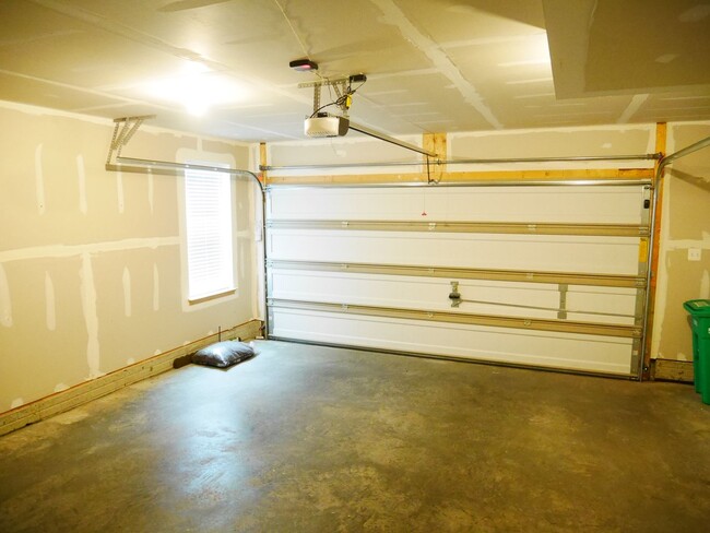 Building Photo - Stunning 3 Bedroom End Unit Townhome