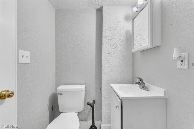 Building Photo - 921 Helmsdale Rd
