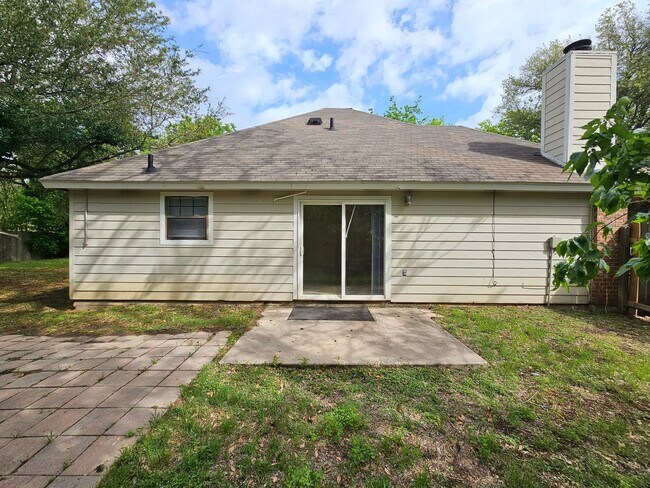 Building Photo - AVAILABLE NOW!