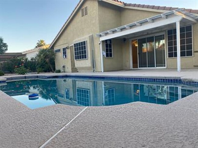 Building Photo - Beautiful single story home with pool.