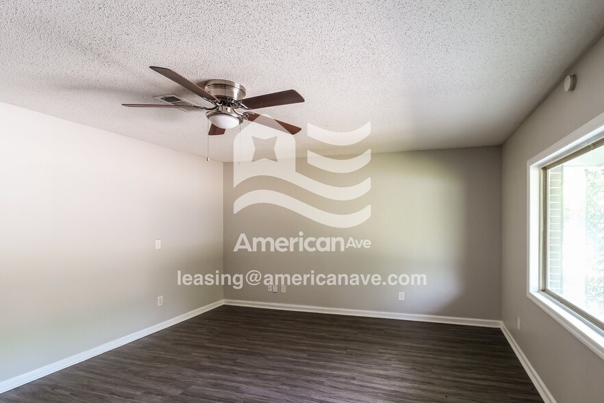 Building Photo - 425 Petunia Ave