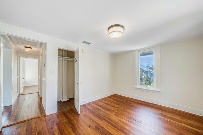 Building Photo - 2316 W Beach Dr