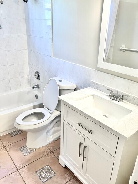 Building Photo - 813 NE 22nd Dr