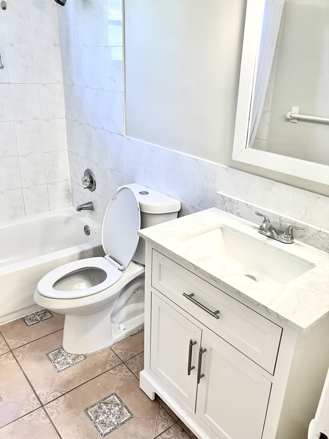 Building Photo - 813 NE 22nd Dr