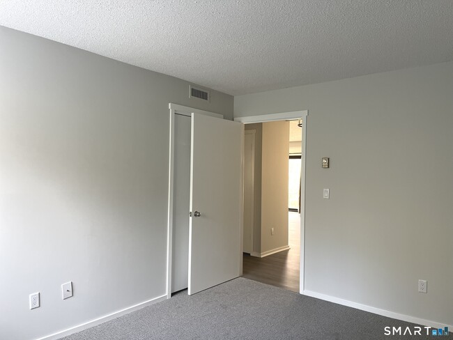 Building Photo - 289 Heritage Vlg