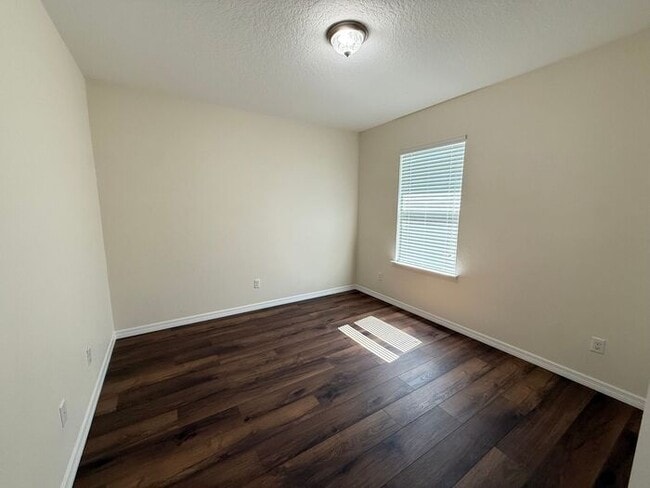 Building Photo - Spacious Groveland Home