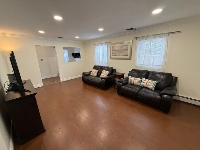 Building Photo - Spectacular 3 Bed/3 Bath Home in Long Beach!