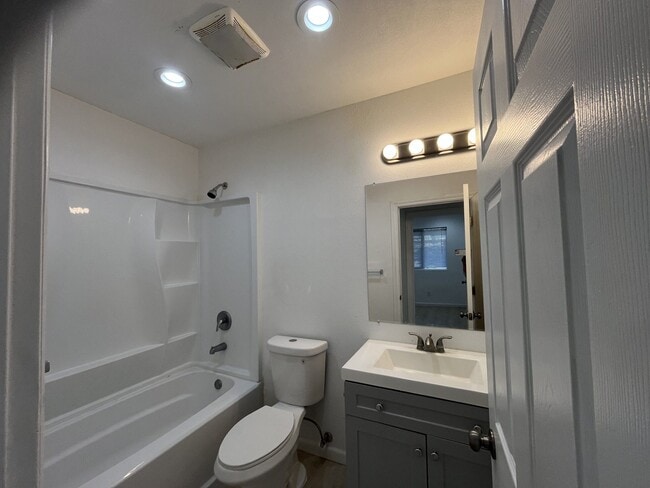 Building Photo - One-bedroom, one-bathroom apartment locate...