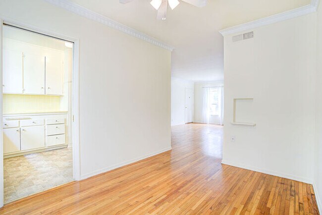 Building Photo - 415 San Vicente Blvd