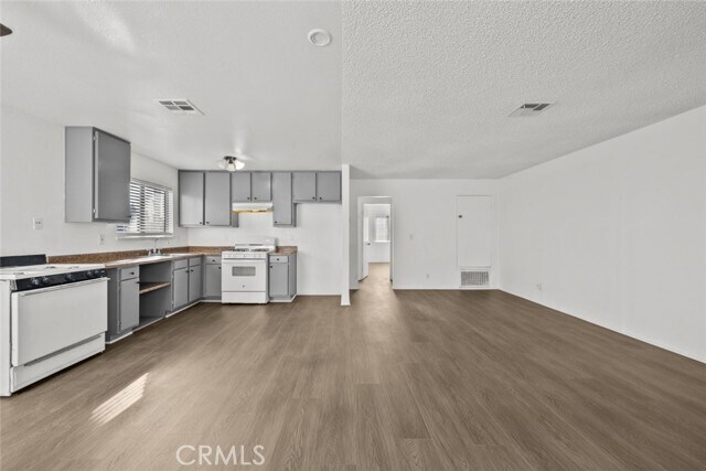 Building Photo - 38501 Larkin Ave