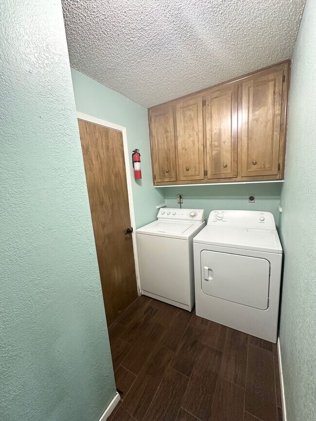 Building Photo - 4 Bed 2 Bath Ready to Rent ASAP