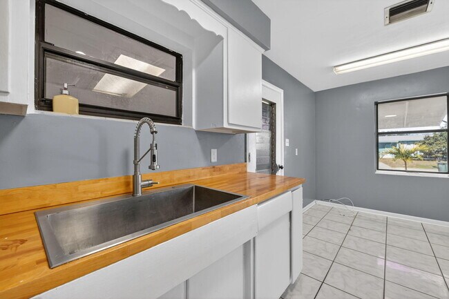 Building Photo - 501 Emil Ave