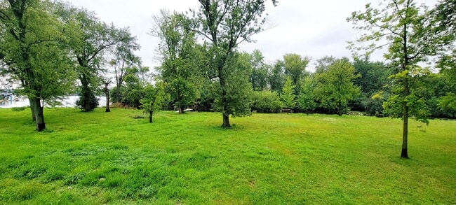 Building Photo - 41511 N Country Club Dr