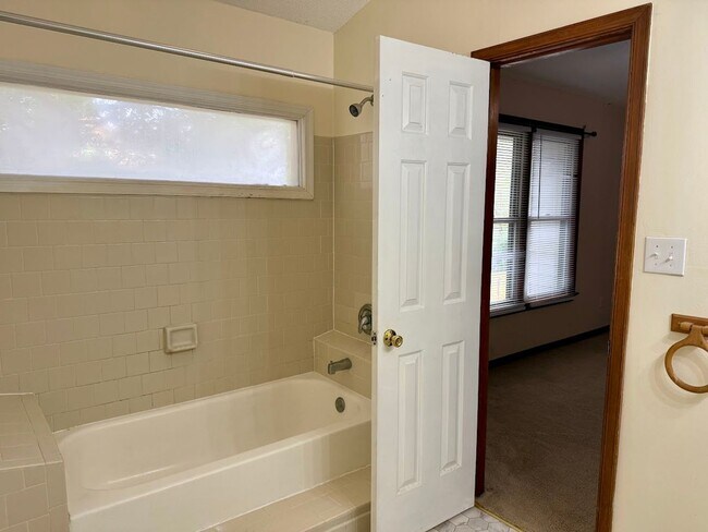 Building Photo - Stunning 3-bedroom Townhome in Heart of Vi...