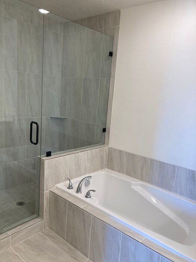 Building Photo - Townhome with Rooftop Balcony in Prime American Fork Location