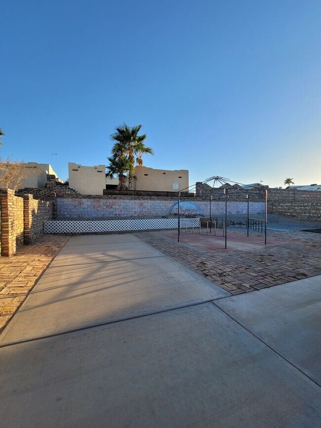 Building Photo - Updated Spacious Home in the Foothills!