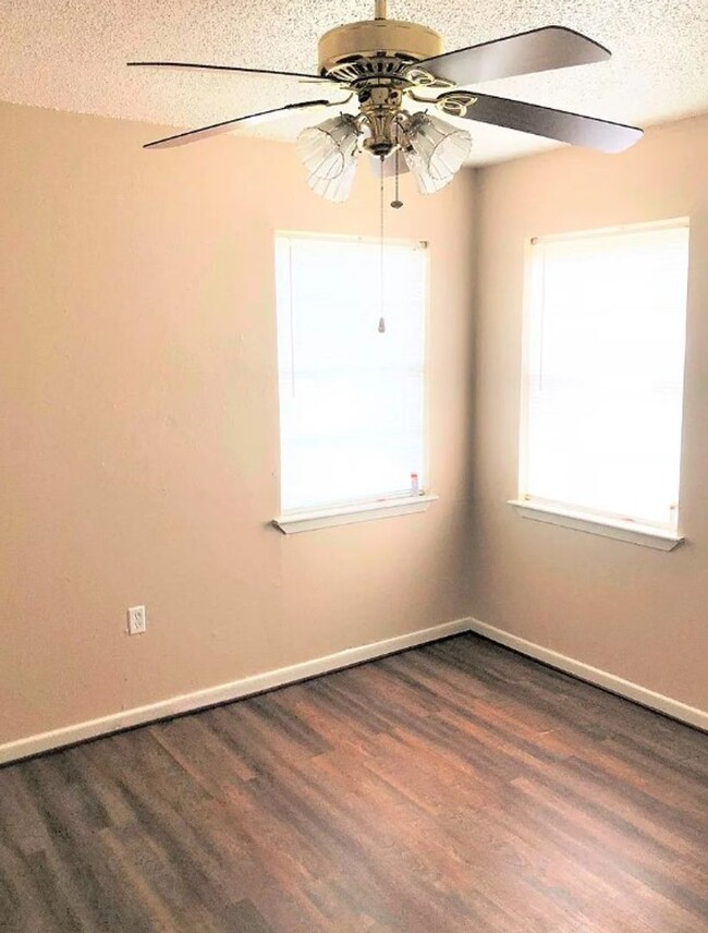 Building Photo - 3 Bedroom 1.5 Bath