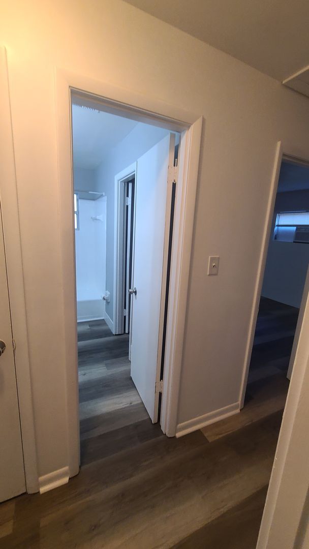 Building Photo - Fully Renovated 3/1 with huge fenced-in ba...