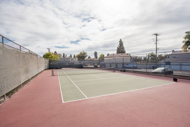 Building Photo - Remodeled Townhome