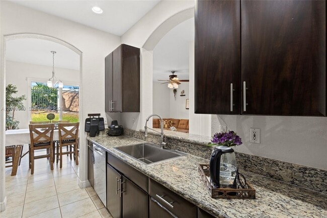 Building Photo - 6959 Julia Gardens Dr